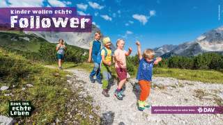 Vier Kindern auf einem Wanderpfad