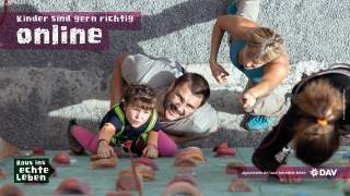 Ein Mädchen an einer Kletterwand