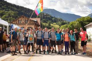 Auch für den Pride Hike 2022 sind die Teilnehmenden öffentlich angereist. Foto: DAV/GOC