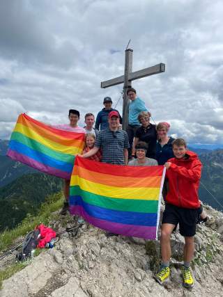 Gipfelfoto vom Pride Hike 2022. Foto: DAV/GOC