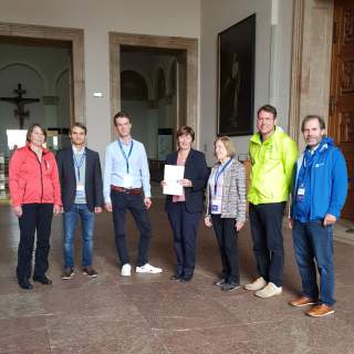 Die Übergabe der Petition im Bayerischen Landtag; v.l.n.r. S. Rösler (VzSB), S. Reich (DAV), U. Roth (CIPRA Deutschland), Rosi Steinberger (Umweltausschuss des Bayerischen Landtags), C. Eben (NaturFreunde), T. Frey (BN), M. Schödl (LBV). Foto: DAV