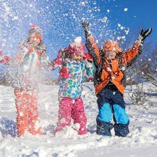 Kinder spielen im Schnee