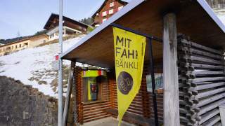 Bushaltestelle mit Fahne