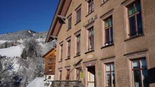 Schulgebäude im Walsertal