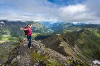 Frau steht auf Gipfel Frau steht auf Gipfel