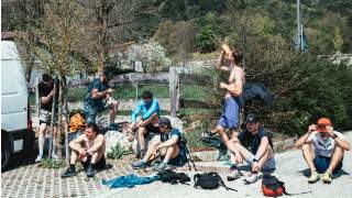 Gruppe sitzt in der Sonne.