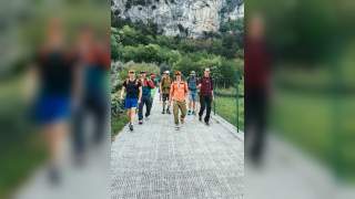 Gruppe von Menschen auf einem Weg.