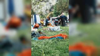Die Teilnehmer der Sichtung sitzen zusammen am Campingplatz.