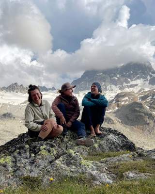 Drei Frauen in den Bergen