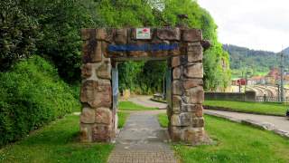 Ein Portal zum Durchschreiten für Wanderer mit Infos zum Westweg.