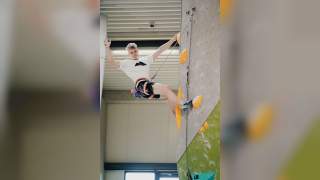 Wettkampfkletterer jubelt.