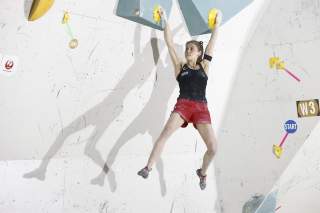 Kletterin an Boulderwand