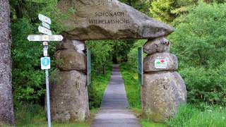 Ein Portal zum Durchschreiten für Wanderer mit Infos zum Westweg.