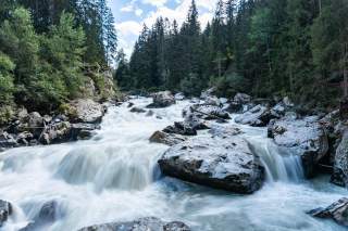 Die Gletscherschmelze ist in vollem Gange, Wassermassen rauschen die Ötztaler Ache hinab. Foto: DAV/Franz Güntner