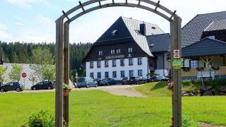 Ein Portal zum Durchschreiten für Wanderer mit Infos zum Westweg.
