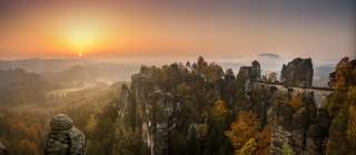 Mystisches Elbsandsteingebirge: Die Bastei im Sonnenaufgang. Foto: Seaq68/Pixabay 