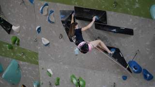 Wettkampfkletterin Mia Guttenberger an einer künstlichen Kletterwand bei den Deutschen Meisterschaften 2025