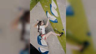 Wettkampfkletterin Clara-Marie Nagel an einer künstlichen Kletterwand bei den Deutschen Meisterschaften 2025