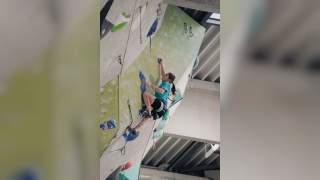 Wettkampfkletterin Ronja Witt an einer künstlichen Kletterwand bei den Deutschen Meisterschaften 2025