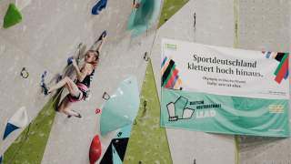 Wettkampfkletterin Anna Maria Apel an einer künstlichen Kletterwand bei den Deutschen Meisterschaften 2025