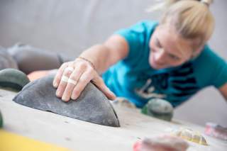 Nahaufnahme einer Frau beim Bouldern