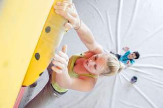 Frau beim Bouldern