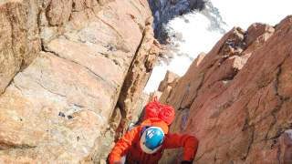 Person klettert im Kamin.