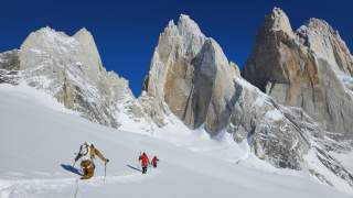 Drei Personen in einer Seilschaft steigen zu Felstürmen auf.