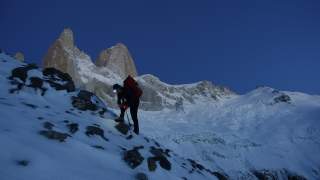 Person mit Stirnlampe in der Dämmerung.