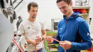 Adam Ondra hält ein Kletterseil in der Hand