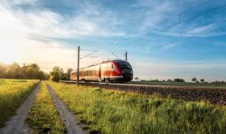 Zum Jochberg kann man einfach und klimafreundlich mit öffentlichen Verkehrsmitteln anreisen. Foto: Adobe Stock