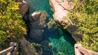 Blick von Holzsteg in türkisgrünes Wasser