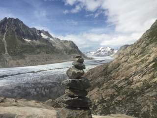 Blick auf Steinmännchen, im Hintergrund Gletscher