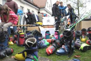 Skischuhe auf Alpinflohmarkt