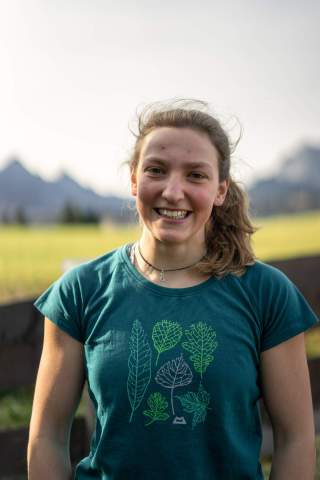Frau in grünem T-Shirt