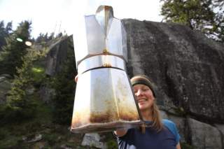 Junge Frau hält Espressokanne ins Bild
