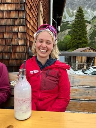 Annika Quantz vor einer Berghütte.