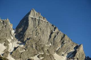 Steile Felsflanke eines Gipfels