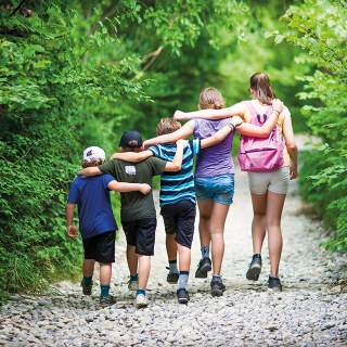 Gemeinsam in der Natur macht's am meisten Spaß Fünf Kinder auf einem Waldweg