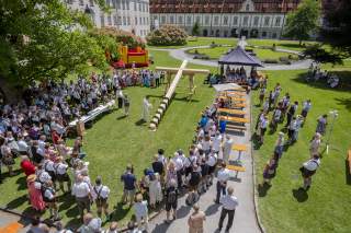 Segnung des neuen Gipfelkreuzes im Hof des Klosters Benediktbeuern