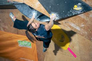 Kletterin an Boulderwand