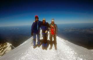 Drei männliche Personen in Bergsteigerausrüstung auf dem Gipfel des Montblanc 1990