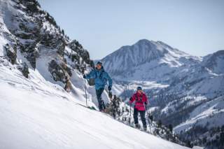 Zwei Skitourengeher im Winter