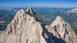 Südspitze vorne, Mittelspitze und Kleiner Watzmann. Luftbild: Jörg Bodenbender