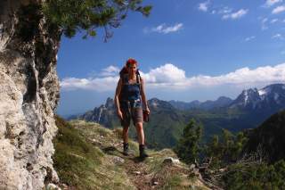 Wanderin auf schmalem Bergweg