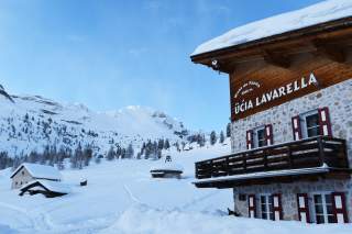 Berghütte in Winterlandschaft