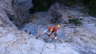 Über den Sinn des Ferrata-Schwierigkeitsgrades „F“ an der Bürgeralm kann man länger grübeln: Eine Sportart, die auf der Benutzung künstlicher Hilfsmittel beruht, durch deren Reduktion erschweren? (Nur) Klettern ist schöner. Foto: Andreas Jentzsch
