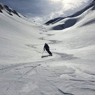 Eine Person bei der Abfahrt vom Monte Ciamossé.