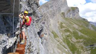 Man kann Klettersteige natürlich auch als Fortsetzung von Funparks in anderer Umgebung betrachten und das Gebirge mit Turnelementen behängen wie am „Erlebnisklettersteig Gemmiwand“. Foto: Andreas Jentzsch