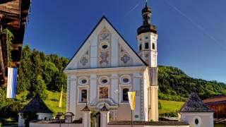 Eine barocke Kirche schmückt den Ortskern von Sachrang.